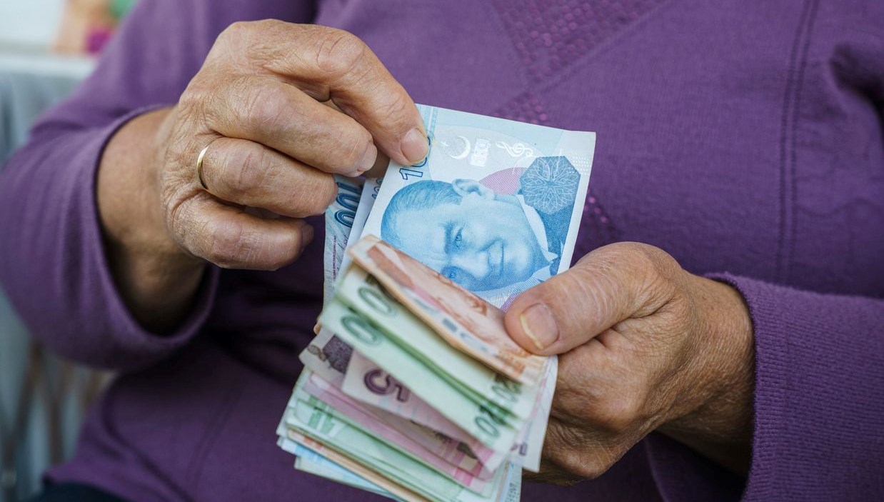 Garanti BBVA'dan emeklilere net nakit hizmeti: 31 Ağustos tarihine kadar bir yakının ile birlikte bankaya gel, 7 bin 500 TL'lik ödemeyi anında kap!