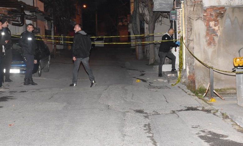 İzmir Karabağlar’da evinin önünde silahlı saldırıya uğradı: Hayati tehlikesi bulunuyor!