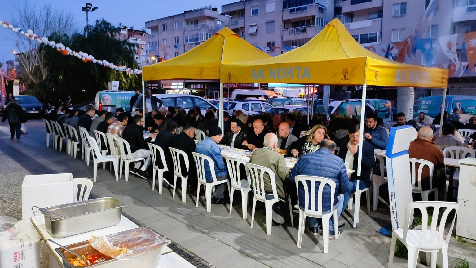 AK Parti Buca İftarına yüzlerce kişi katıldı