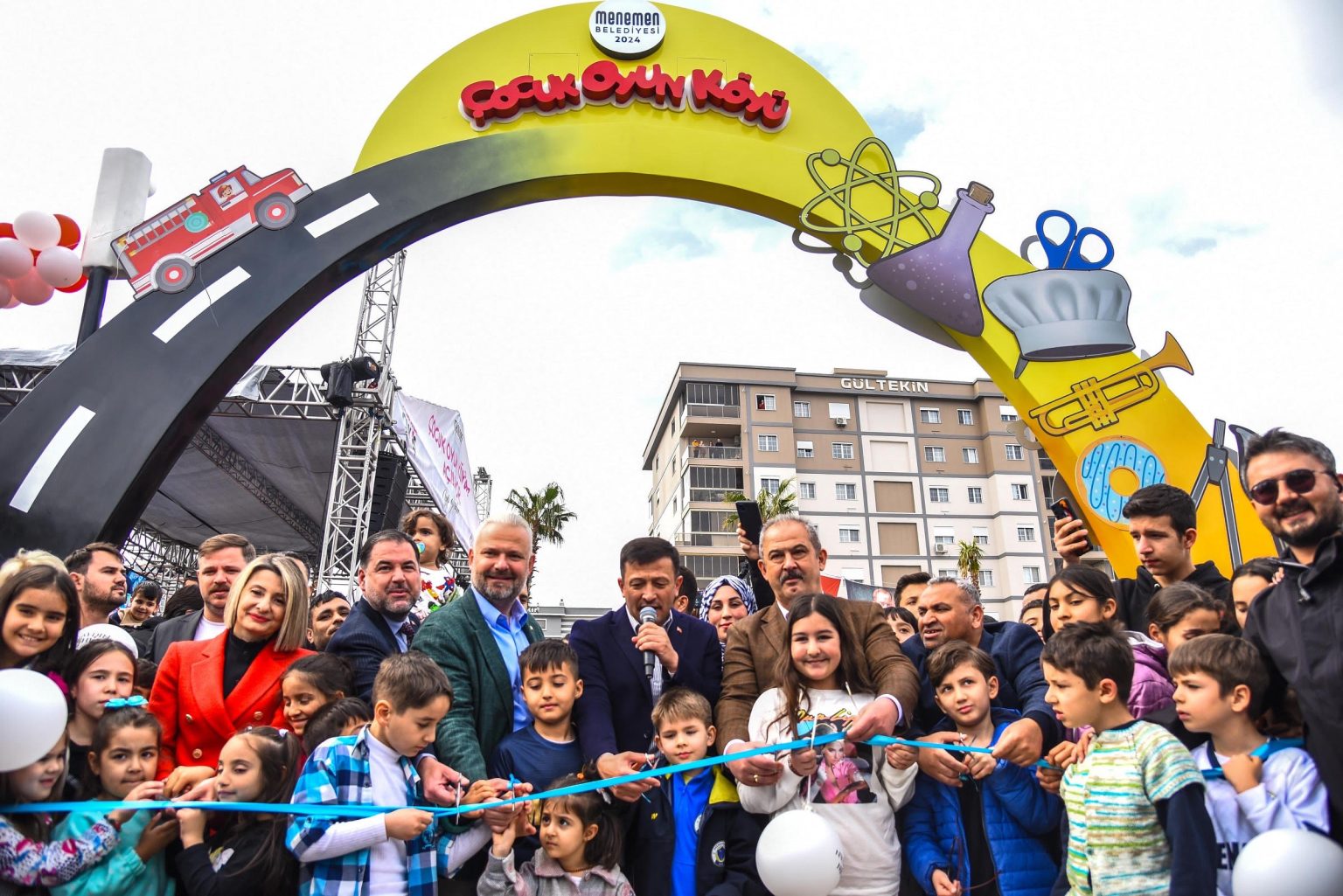 Türkiye’nin en büyük çocuk köyü Menemen’de açıldı